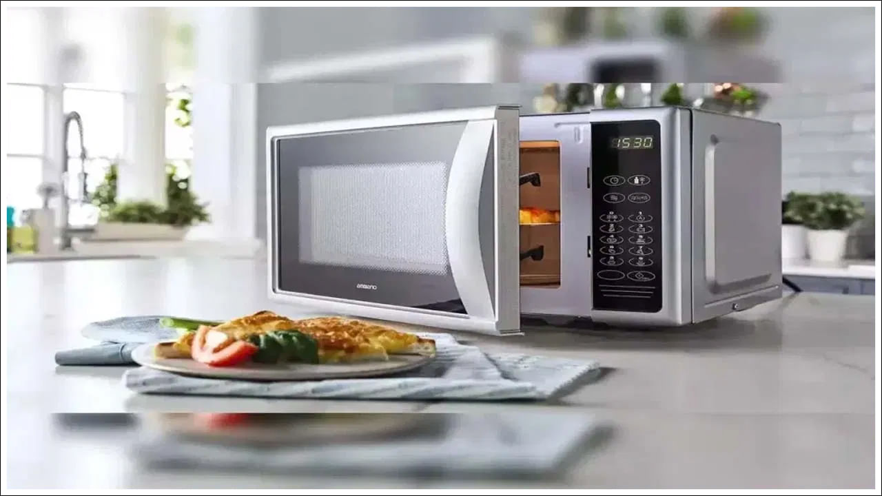 మైక్రోవేవ్‌లు విద్యుత్ వినియోగాన్ని కూడా పెంచుతాయి. ముఖ్యంగా మనం వాటిని అనవసరంగా ఆన్ చేసినప్పుడు ఎక్కువ విద్యుత్‌ను తీసుకుంటాయి. మీరు మైక్రోవేవ్‌ని ఉపయోగించడం పూర్తయిన తర్వాత, దాని పవర్ బటన్‌ను ఆఫ్ చేయండి. మైక్రోవేవ్‌లు, ఇతర ఎలక్ట్రానిక్ పరికరాలను స్టాండ్‌బై మోడ్‌లో ఉంచవద్దు. ఎందుకంటే అవి ఉపయోగంలో లేనప్పుడు కూడా విద్యుత్తును వినియోగిస్తాయి.