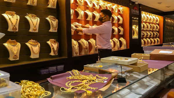 Gold Rates: బంగారం ధరలు రోజుకో విధంగా ఎందుకు మారుతుంటాయి.. గోల్డ్ రేట్లను డిసైడ్ చేసే 5 కీలక అంశాలు