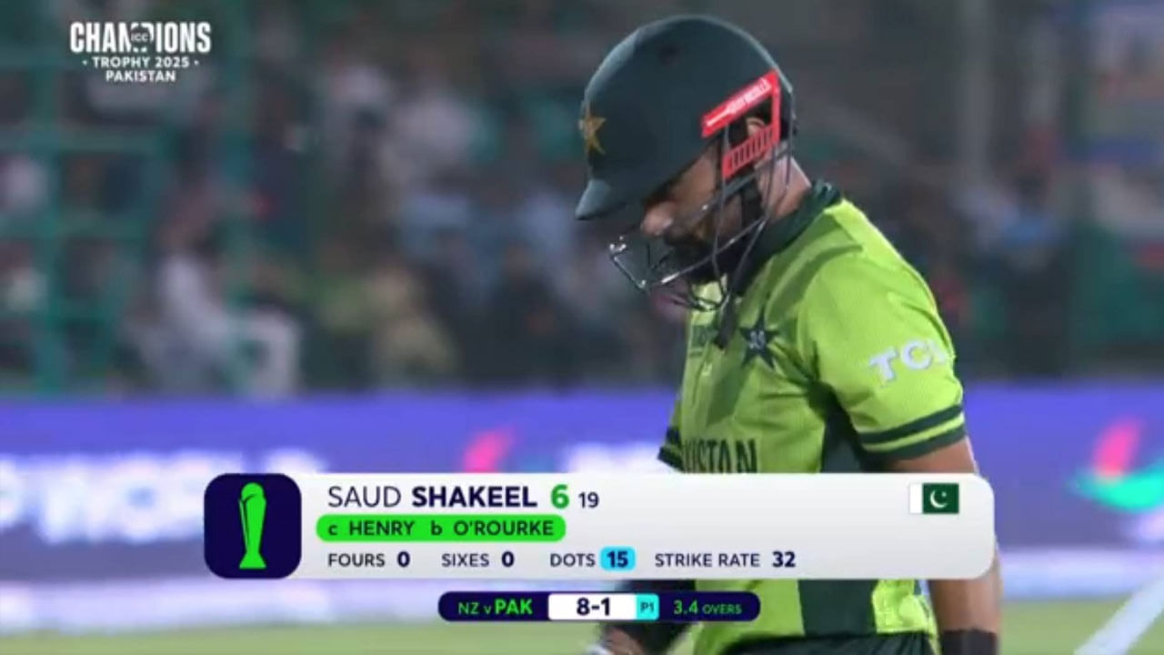 ఫఖర్ జమాన్ పాకిస్తాన్ క్రికెట్ జట్టులో తుఫాన్ ఓపెనర్. కానీ, ఛాంపియన్స్ ట్రోఫీ తొలి మ్యాచ్లో న్యూజిలాండ్తో జరిగిన మ్యాచ్లో అతను ఓపెనర్గా రాలేదు. అసలు విషయం ఏమిటంటే అతన్ని 3వ స్థానంలో బ్యాటింగ్ చేయడానికి కూడా పంపలేదు. ఇది చూసి అభిమానులు షాక్ అయ్యారు. కానీ, ఇలా ఎందుకు జరిగిందో ఇప్పుడు తెలుసుకుందాం.