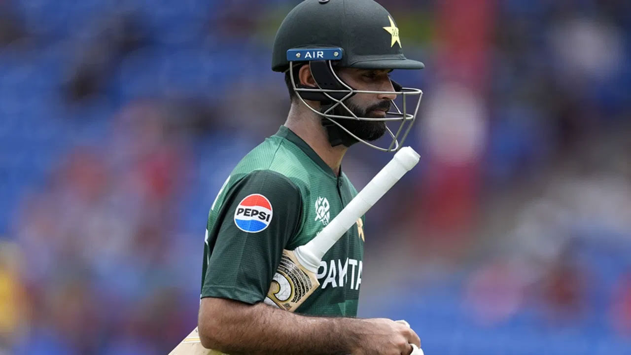 రిజ్వాన్, బాబర్ కలిసి పరుగులూ చేయకపోవడంతో పాకిస్తాన్ జట్టు మొదటి 10 ఓవర్లలో 22 పరుగులు మాత్రమే చేయగలిగింది. ఈ ఇద్దరు బ్యాట్స్మెన్ 38 బంతుల్లో కేవలం 14 పరుగులు మాత్రమే జోడించారు. ఇది పాకిస్తాన్పై మరింత ఒత్తిడిని పెంచింది.