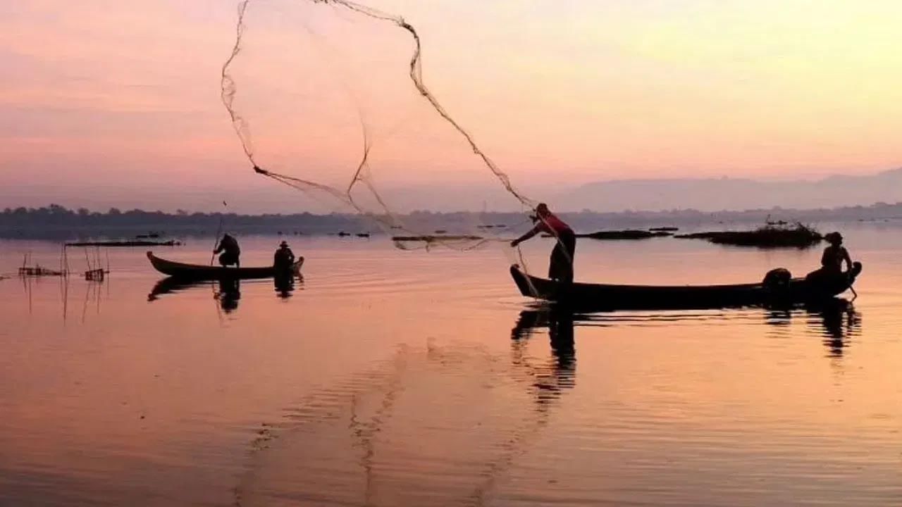 మరోసారి శ్రీలంక అత్యుత్సాహం.. 32 మంది భారతీయ మత్స్యకారులను అరెస్ట్..!