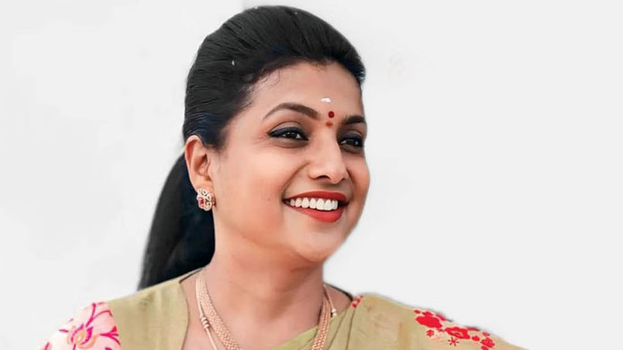 రాజకీయాల్లోకి అడుగు పెట్టి ఎమ్మెల్యే అయిన తర్వాత కూడా, రోజా జబర్దస్త్ షో కంటిన్యూ చేస్తూ వచ్చింది. అంతే కాకుండా పలు సినిమాల్లో తల్లి పాత్రలు చేస్తూ తన నటనతో అందరినీ ఆకట్టుకుంది.