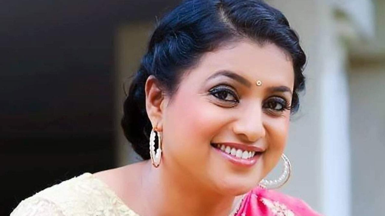 అంతేకాకుండా ఈ నటికి తెలుగులో అవకాశాలు ఏం రావడం లేదు. జబర్దస్త్లోకి ఎంట్రీ ఇద్దాం అనుకున్నా అక్కడ కూడా ఛాన్స్ ఇవ్వలేదంటూ అనేక వార్తలు సోషల్ మీడియాలో చక్కర్లు కొట్టాయి. కానీ తాజాగా వీటన్నింటికి ఫుల్ స్టాప్ పెడుతూ.. మాజీ మంత్రి రోజా బుల్లితెరపైకి గ్రాండ్గా రీ ఎంట్రీ ఇచ్చింది.