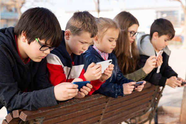 Mobile Addiction: స్మార్ట్ ఫోన్ భూతం వదిలేలా.. స్కూల్ పిల్లలపై కొత్త ప్రయోగం