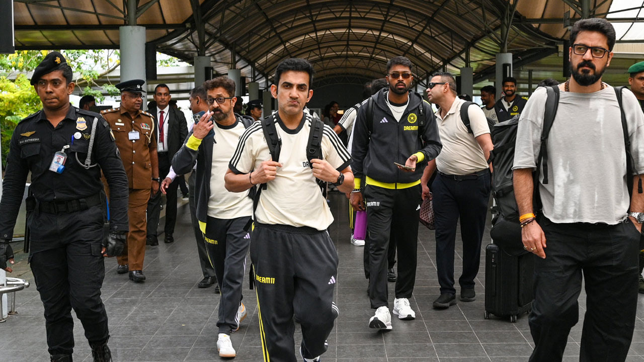 ప్రతి ఆటగాడు కేవలం 150 కేజీల లగేజీ మాత్రం తమతో పాటు క్యారీ చేయాలని ఆదేశాలు జారీ చేసింది. దీనికి ఒక కారణం కూడా ఉంది. ఇటీవలె బోర్డర్‌ - గవాస్కర్‌ ట్రోఫీ కోసం ఓ స్టార్‌ ఆటగాడు ఏకంగా 27 బ్యాగులను తన లగేజ్‌లో తెచ్చుకున్నట్లు సమాచారం. అందులో తన పర్సనల్‌ బ్యాట్లు ఏకంగా 17 ఉన్నాయంటా. మొత్తం లగేజ్‌ బరువు 250 కేజీలని తెలుస్తోంది. ఈ లగేజ్‌ను విమానంలో ఆస్ట్రేలియాకు తీసుకెళ్లడానికి, అక్కడి నుంచి వివిధ సిటీలకు మార్చేందుకు ఖర్చు మొత్తం బీసీసీఐనే భరించిందంట. అందులో కేవలం ఆటగాడికి సంబంధించిన వస్తువులనే కాకుండా తన కుటుంబ సభ్యుల వస్తువులు, తన పర్సనల్‌ స్టాఫ్‌కి సంబంధించిన బ్యాగులు కూడా ఉన్నాయని సమాచారం.