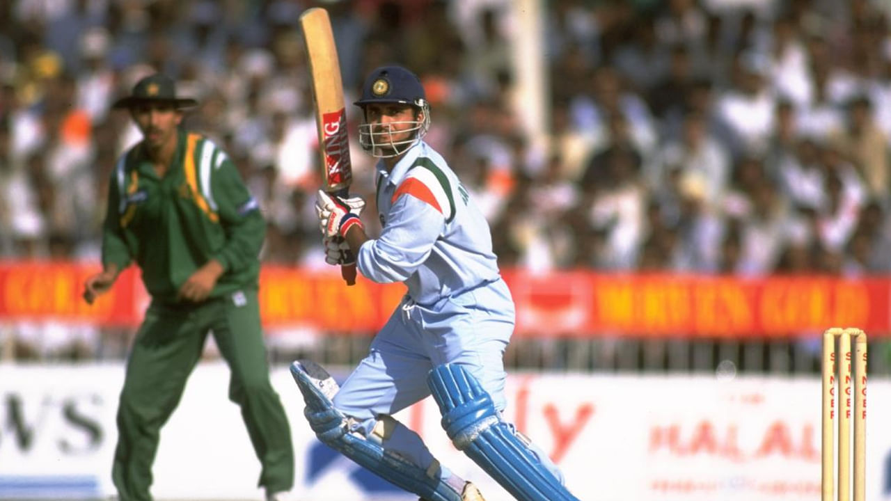 సౌరవ్‌ గంగూలీ..
పాకిస్థాన్‌తో 1996 నుంచి 2007 మధ్య కాలంలో మొత్తం 53 మ్యాచ్‌లు ఆడాడు సౌరవ్‌ గంగూలీ. వాటిలో 50 ఇన్నింగ్స్‌ల్లో 35.14 యావరేజ్‌, 71.82 స్ట్రైక్‌ రేట్‌తో ఏకంగా 1652 పరుగులు సాధించాడు. వాటిలో 2 సెంచరీలు, 9 హాఫ్‌ సెంచరీలు ఉన్నాయి. అత్యధిక స్కోర్‌ 141. బౌండరీలు 161, సిక్సులు 17 ఉన్నాయి. 3 సార్లు నాటౌట్‌గా నిలిస్తే, 4 మ్యాచ్‌ ల్లో డకౌట్‌ అయ్యాడు.
