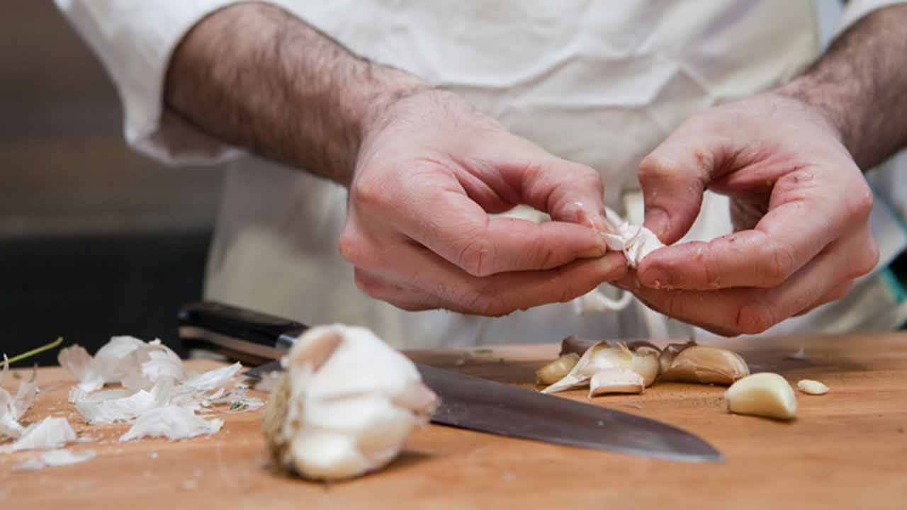 వెల్లుల్లి తొక్కలో ఉండే ప్రోటీన్లు చర్మంలో కొలాజెన్ పెంచడానికి సహాయపడతాయి. వెల్లుల్లి తొక్కలను ఎండబెట్టి పొడి చేసి ఆ పొడిని పెరుగులో కలిపి ఫేస్ ప్యాక్ లా వాడడం వల్ల చర్మం యవ్వనంగా మెరిసిపోతూ ఉంటుంది. గీతలు, ముడతలు వంటివి రాకుండా ఉంటాయి.