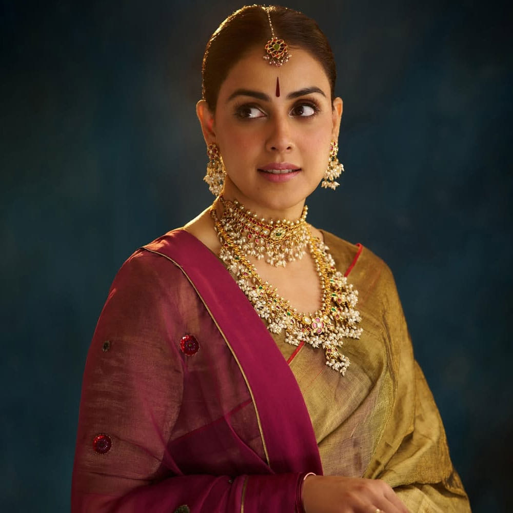 డైరెక్టర్ శంకర్ దర్శకత్వంలో సిద్ధార్థ్ నటించిన బాయ్స్ సినిమాతో సౌత్ ఇండస్ట్రీలోకి ఎంట్రీ ఇచ్చింది. ఈ సినిమా తర్వాత తెలుగు, తమిళంలో వరుస ఆఫర్స్ అందుకుని తక్కువ సమయంలోనే స్టార్ స్టేటస్ సొంతం చేసుకుంది. 