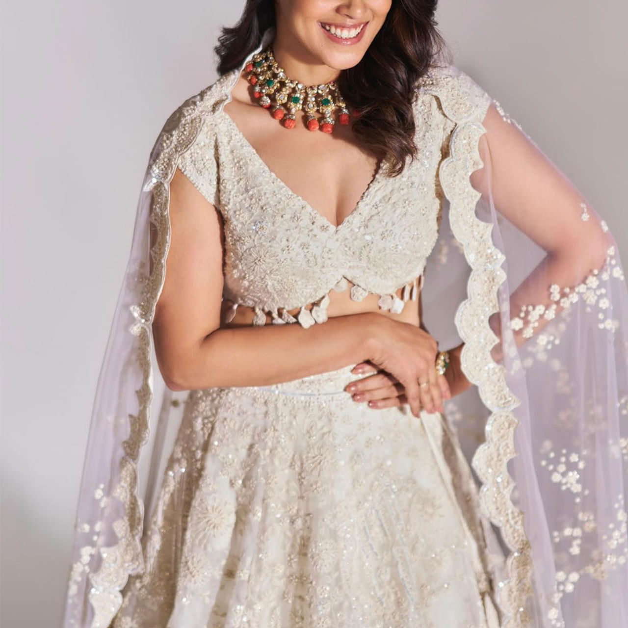 ఒకప్పుడు ఆమె టాలీవుడ్ క్రేజీ హీరోయిన్. అందం, అమాయకత్వం.. అంతకు మించిన అల్లరితనంతో తెలుగులో మంచి ఫాలోయింగ్ సంపాదించుకుంది. కెరీర్ మంచి ఫాంలో ఉన్నప్పుడే తన ఫస్ట్ మూవీ హీరోను ప్రేమించి పెళ్లి చేసుకుంది. ఇంతకీ ఆమె ఎవరో తెలుసా.. ? 