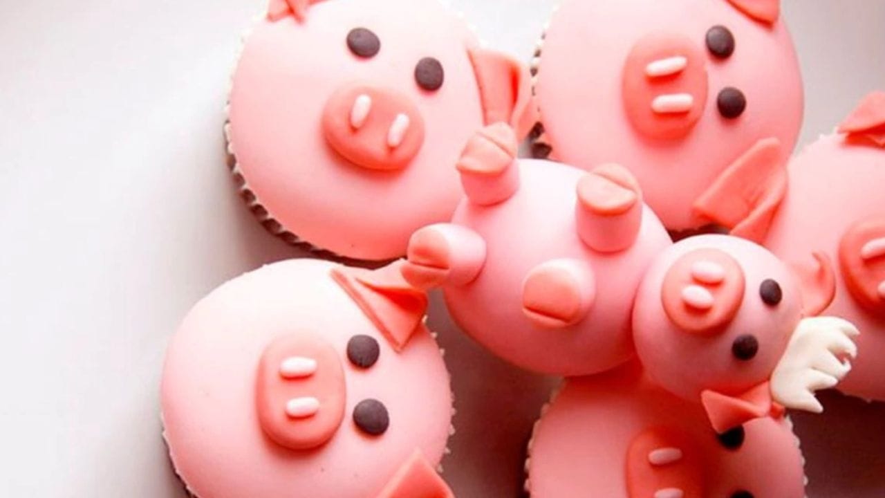 జర్మనీ (Germany).. జర్మనీలో వాలెంటైన్స్ డే ఒక విచిత్రమైన ట్విస్ట్‌తో వస్తుంది. జంటలు కేవలం హృదయాలకు బదులుగా పంది నేపథ్య బహుమతులు ఇచ్చిపుచ్చుకుంటారు. ప్రేమ, కామం రెండింటినీ సూచిస్తూ.. పందుల విగ్రహాలు నింపబడిన బొమ్మలు గిఫ్ట్ లుగా ఇస్తారు. 