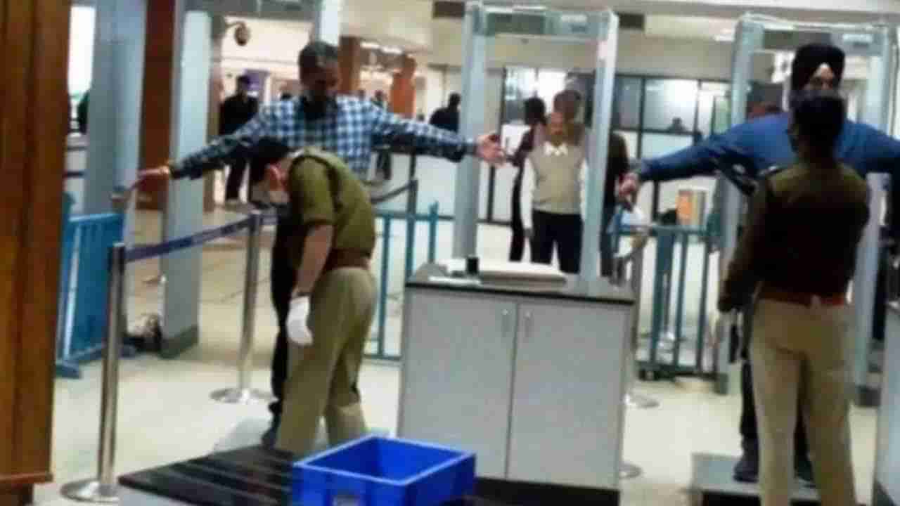 గోల్డ్‌ స్మగ్లింగ్‌తో కస్టమ్స్‌ అధికారులకే ఝలక్‌.. శరీరంలో ఎంత బంగారం దాచిపెట్టారో తెలిస్తే..