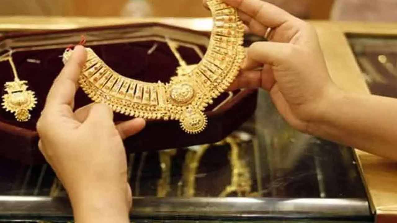 పసిడి ప్రియులకు ఊరట.. తగ్గిన బంగారం, వెండి ధరలు.. ఏపీ, తెలంగాణలో ఎలా ఉన్నాయంటే..?