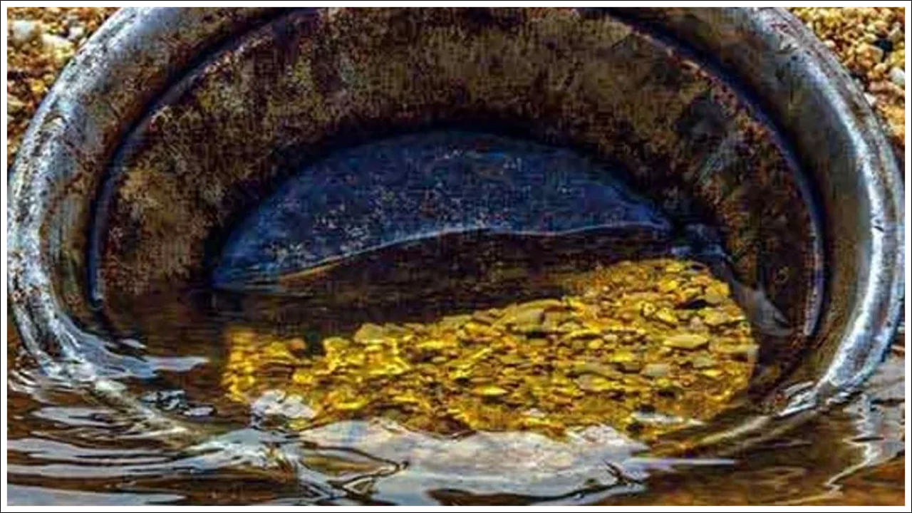 ఈ ప్రాంతంలో మొదట్లో చిన్న స్థాయిలో మైనింగ్ కార్యకలాపాలు జరిగాయి. కానీ ఇప్పుడు ఇక్కడ తవ్వడానికి పెద్ద సంఖ్యలో ప్రజలు గుమిగూడారు. ప్రజలు బకెట్లలో ఇసుక నింపి ఇంటికి తీసుకువెళుతున్నారు.