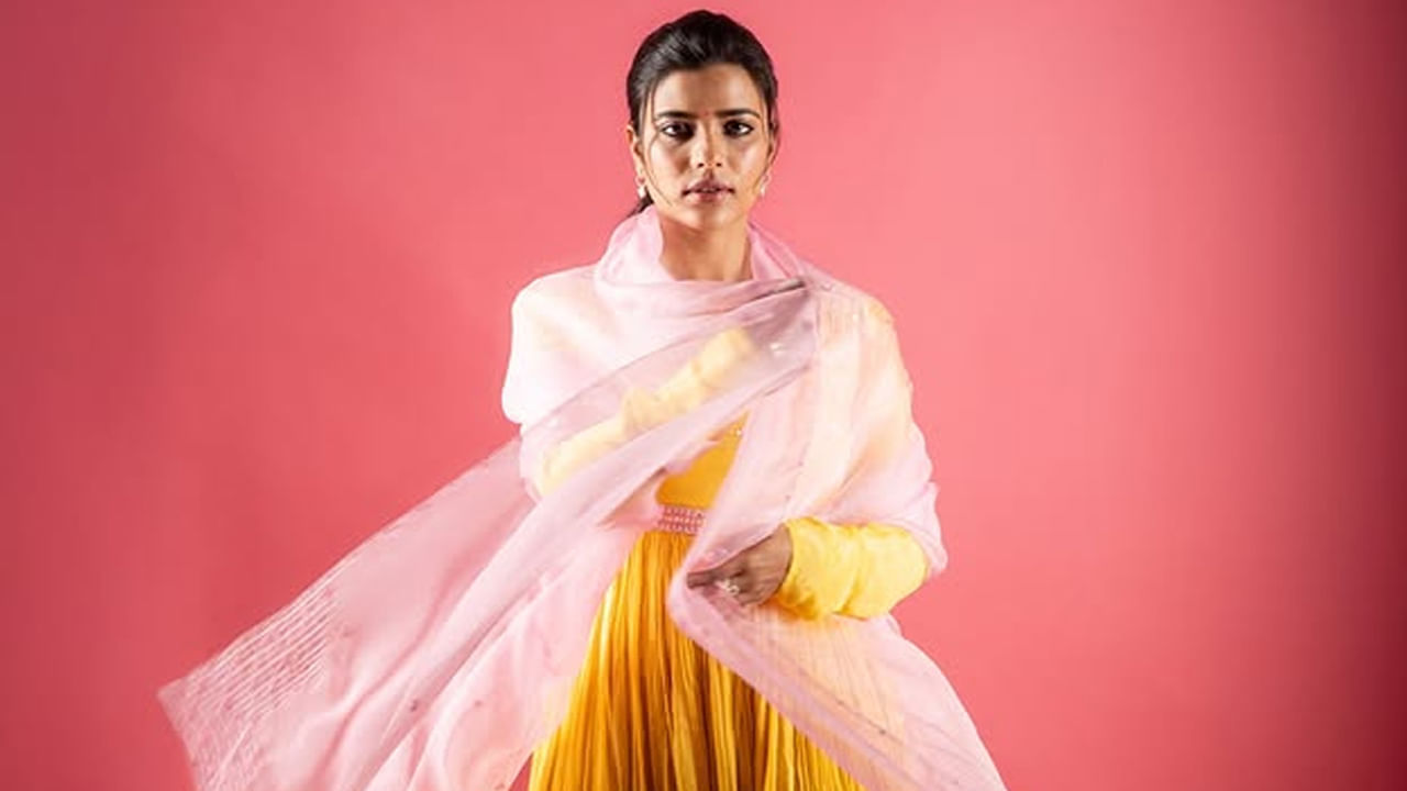  తిరుపతిలోని శ్రీ విద్యానికేతన్ ఇంటర్నేషనల్ స్కూల్‌లో, చెన్నైలోని హోలీ ఏంజెల్స్ ఆంగ్లో ఇండియన్ హయ్యర్ సెకండరీ స్కూల్‌లో చదివింది.తమిళనాడులో చెన్నైలోని ఇతిరాజ్ కాలేజ్ ఫర్ ఉమెన్‌ నుంచి బి.కామ్ లో డిగ్రీ పట్ట పొందింది ఈ వయ్యారి భామ.