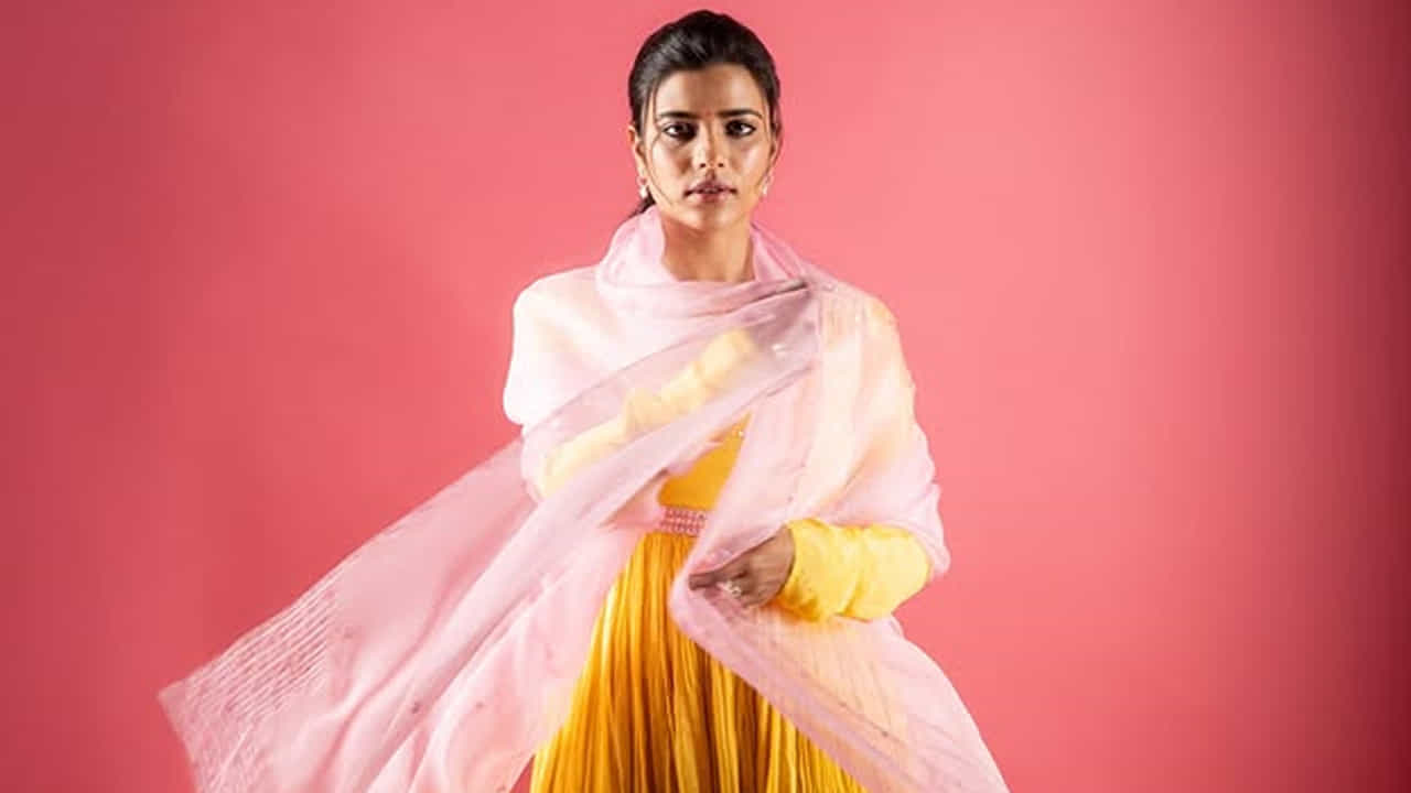 తిరుపతిలోని శ్రీ విద్యానికేతన్ ఇంటర్నేషనల్ స్కూల్లో, చెన్నైలోని హోలీ ఏంజెల్స్ ఆంగ్లో ఇండియన్ హయ్యర్ సెకండరీ స్కూల్లో చదివింది.తమిళనాడులో చెన్నైలోని ఇతిరాజ్ కాలేజ్ ఫర్ ఉమెన్ నుంచి బి.కామ్ లో డిగ్రీ పట్ట పొందింది ఈ వయ్యారి భామ.