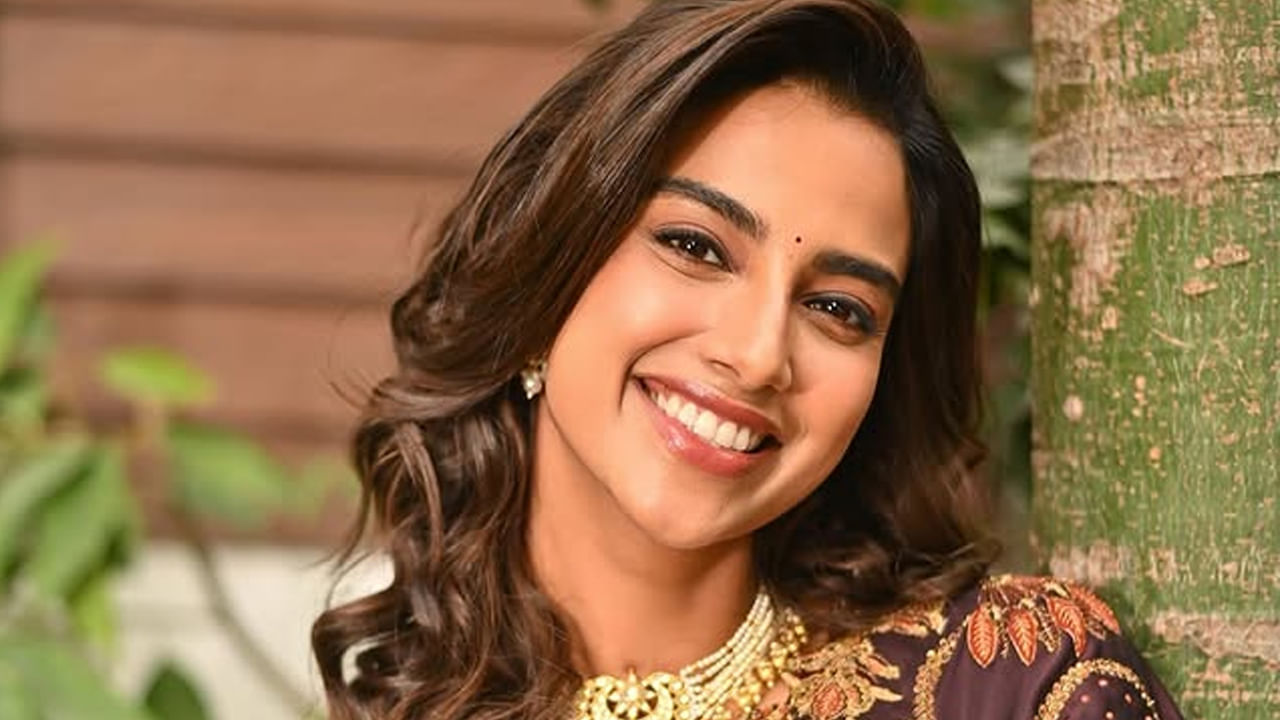 చదువుకున్న రోజుల్లో రాష్ట్ర స్థాయి స్విమ్మర్, బ్యాడ్మింటన్ క్రీడాకారిణిగా విజయాన్ని అందుకుంది ఈ బ్యూటీ. ఫెమినా మిస్ ఇండియా 2018 పోటీలో హర్యానా రాష్ట్రానికి ప్రాతినిధ్యం వహించి ఫెమినా మిస్ ఇండియా గ్రాండ్ ఇంటర్నేషనల్ 2018 గా కిరీటాన్ని పొందింది.