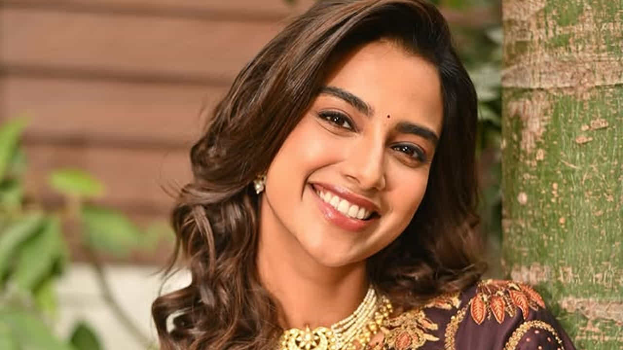 చదువుకున్న రోజుల్లో రాష్ట్ర స్థాయి స్విమ్మర్, బ్యాడ్మింటన్ క్రీడాకారిణిగా విజయాన్ని అందుకుంది ఈ బ్యూటీ. ఫెమినా మిస్ ఇండియా 2018 పోటీలో హర్యానా రాష్ట్రానికి ప్రాతినిధ్యం వహించి ఫెమినా మిస్ ఇండియా గ్రాండ్ ఇంటర్నేషనల్ 2018 గా కిరీటాన్ని పొందింది.