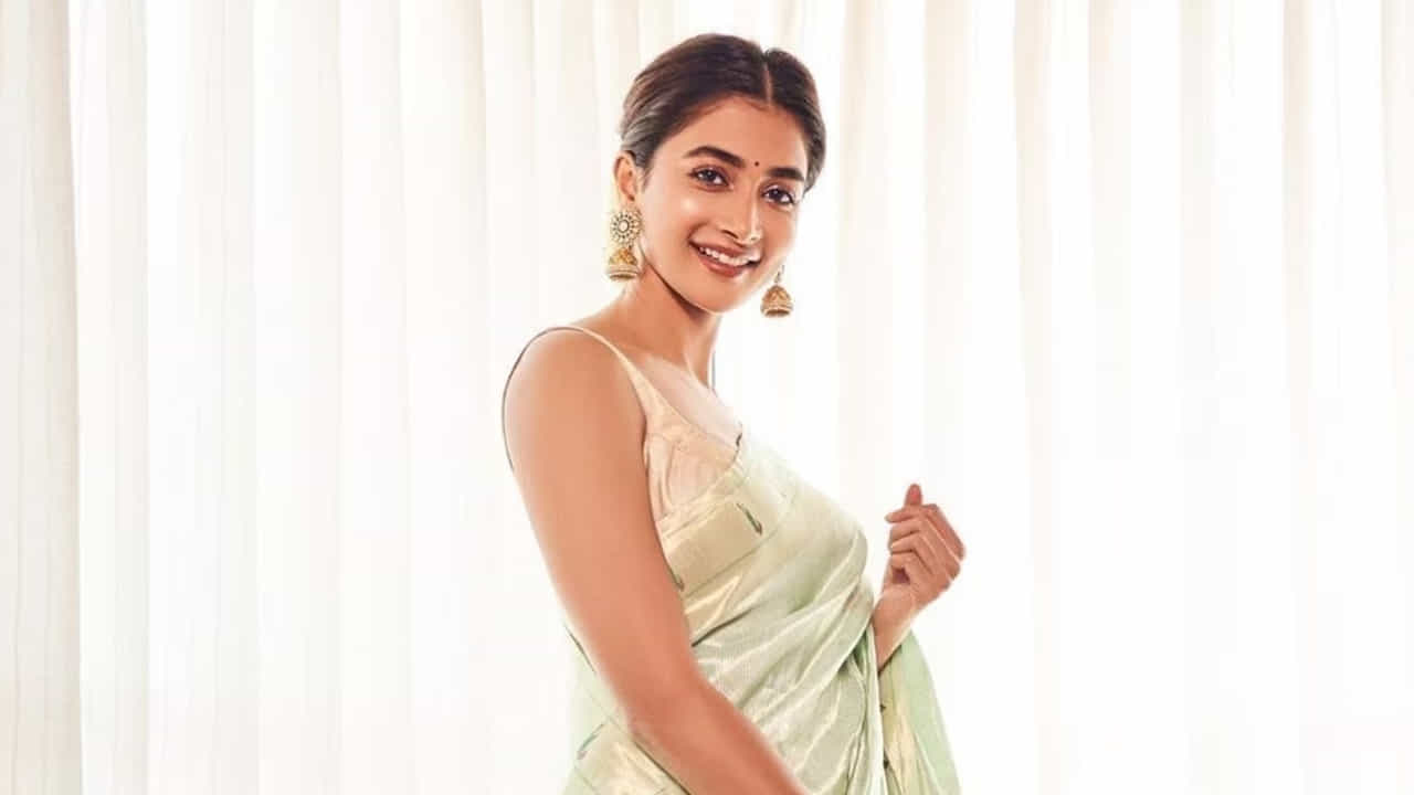 పదేళ్లు దాటిన ప్రయాణంలో చాలా కేరక్టర్లు చేశాను.. ఇంకా చేయాల్సినవి బోలెడన్ని ఉన్నాయని అంటున్నారు పూజ హెగ్డే. తెలుగు స్క్రిప్టులను మిస్ పూజా ఎందుకు సెలక్ట్ చేసుకోవడం లేదు? ఆమెకు అసలు అవకాశాలే రావడం లేదా? వచ్చినా లైట్ తీసుకుంటున్నారా? అనే చర్చ ఓ వైపు జరుగుతూనే ఉంది.