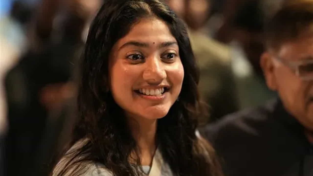 ఇప్పటికీ పర్ఫార్మెన్స్కు స్కోప్ ఉన్న పాత్రలే చేస్తున్నారు. ఫిదా నుంచి మొదలు పెడితే.. ఇప్పటి వరకు సాయి పల్లవి చేసిన సినిమాలన్నీ నటనకు ప్రాధాన్యత ఉన్న పాత్రలే. మధ్యలో ఎంసిఏ మాత్రమే రొటీన్ కమర్షియల్ సినిమా.