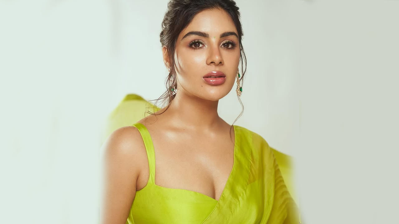 ఈ ముద్దుగుమ్మ 2016లో మలయాళ చిత్రం పాప్‌కార్న్‌తో తన చలనచిత్ర రంగ ప్రవేశం చేసింది. తర్వాత తమిళ భాషా యాక్షన్ థ్రిల్లర్ కలారిలో తేన్మొళిగా కనిపించింది ఈ బ్యూటీ. ఇది ఆమె తోలి తమిళ చిత్రం.