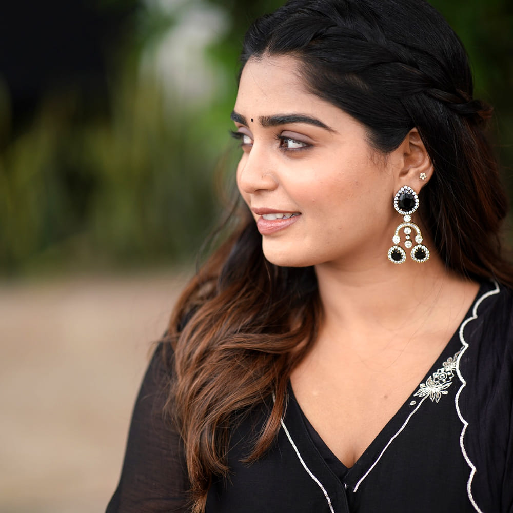 తెలుగులోనూ ఈ చిన్నదే నటించింది. గౌరి ప్రస్తుతం హీరోయిన్‏గా మూవీస్ చేస్తుంది. తమిళం, మలయాళంలో బ్యాక్ టూ బ్యాక్ మూవీస్ చేస్తూ ఫుల్ బిజీగా ఉంది. తెలుగులోనూ ఓ సినిమా చేసింది. హీరోయిన్ గా మారి తెలుగులో ఓ సినిమాలో నటించింది. 