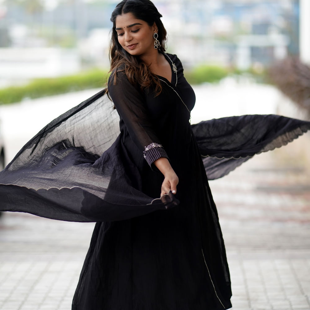 హీరోయిన్‌గా బిజీగా మారుతుందని అంతా అనుకున్నారు. కానీ ఈ అమ్మడు అంతగా సినిమాలు చేయడం లేదు. వెకేషన్స్ తోనే గడిపేస్తోంది. ఇక సోషల్ మీడియాలో అందాలు ఆరబోస్తూ ఫోటోలు షేర్ చేస్తోంది. తాజాగా కొన్ని ఫోటోలను పంచుకుంది గౌరీ. 