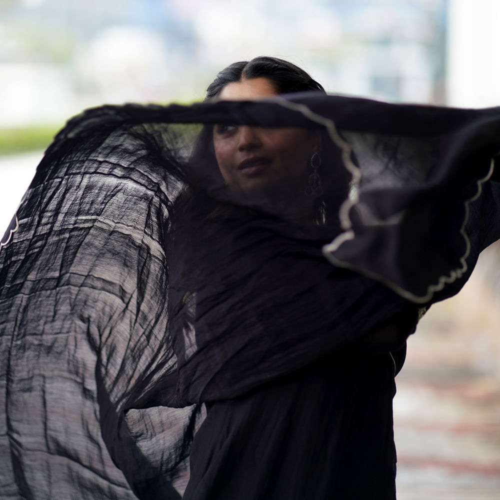 ఈ సినిమా తర్వాత తమిళ్ లో బిజీగా మారింది. అక్కడ  హీరోయిన్ గా సినిమాలు చేస్తుంది ఈ చిన్నది.  ప్రస్తుతం ఈ అమ్మడు సోషల్ మీడియాలో చాలా యాక్టివ్ గా ఉంటుంది. రెగ్యులర్ గా ఫోటోలు, వీడియోలు షేర్ చేస్తూ అభిమానులను ఆకట్టుకుంటోంది. 