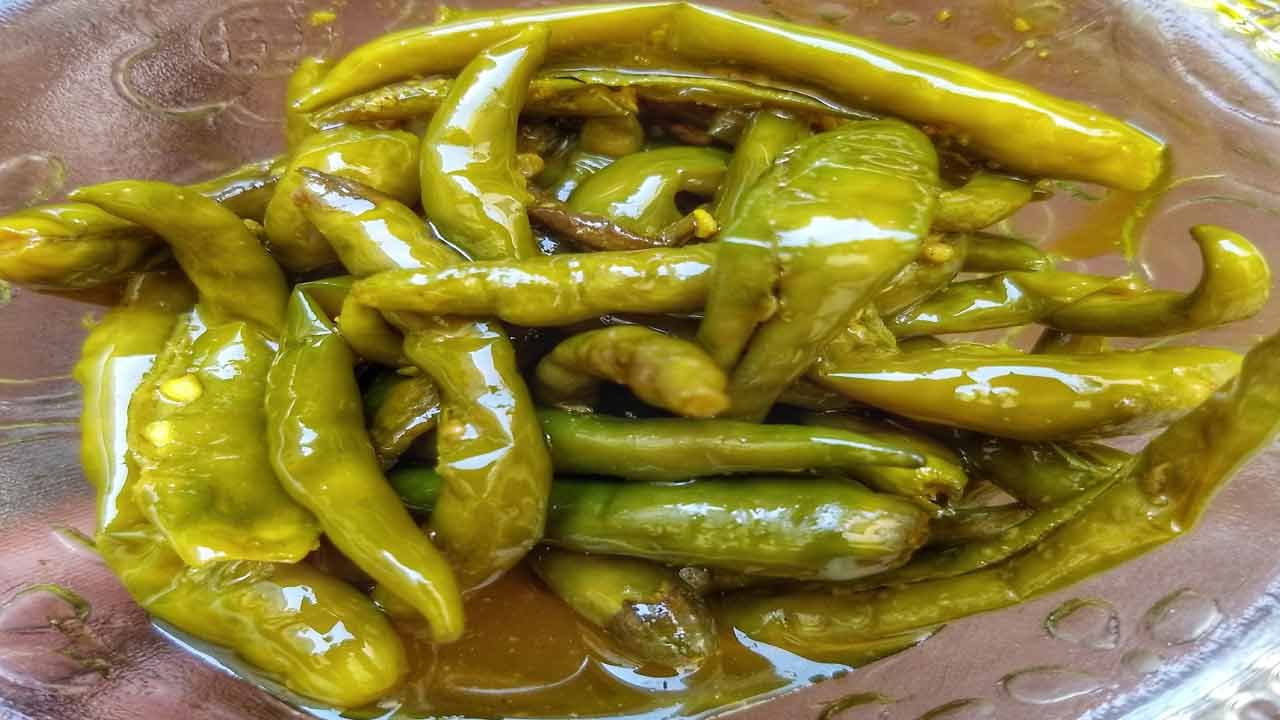 పచ్చిమిర్చిలో ఫైబర్ సమృద్ధిగా ఉండటంతో జీర్ణ సమస్యలను తగ్గించడంలో సహాయపడుతుంది. తక్కువ కేలరీలు ఉండడం వల్ల బరువు నియంత్రణకు కూడా ఇది ఉపయోగకరంగా ఉంటుంది.  ఊబకాయం, ఇతర అనారోగ్య సమస్యలతో బాధపడుతున్న వారు ఎండుకారానికి బదులుగా పచ్చిమిరపకాయలు వాడితే మంచిదని, ఇది బరువు తగ్గడానికి ఎంతగానో ఉపయోగపడుతుందని అంటున్నారు. 