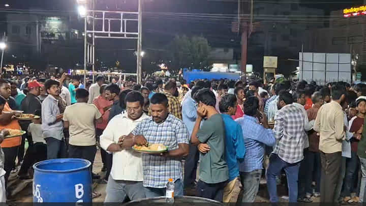 AP News: ఓర్నీ పాసుగోల..! గుంటూరులో ఫ్రీ చికెన్ విందు.. ఎగబడిన జనం AP News: ఓర్నీ పాసుగోల..! గుంటూరులో ఫ్రీ చికెన్ విందు.. ఎగబడిన జనం