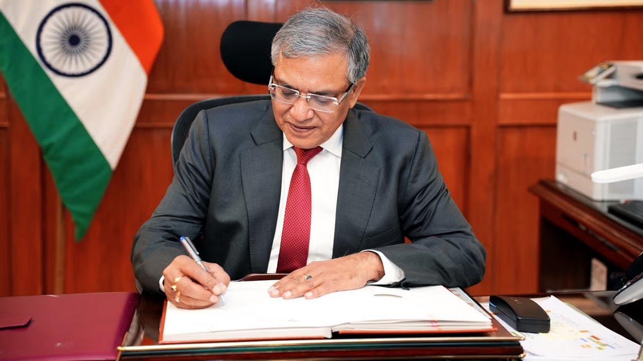 కేంద్ర ప్రధాన ఎన్నికల అధికారిగా జ్ఞానేష్ కుమార్ నియామకం.. కేంద్రం తీరును తప్పుపట్టిన రాహుల్