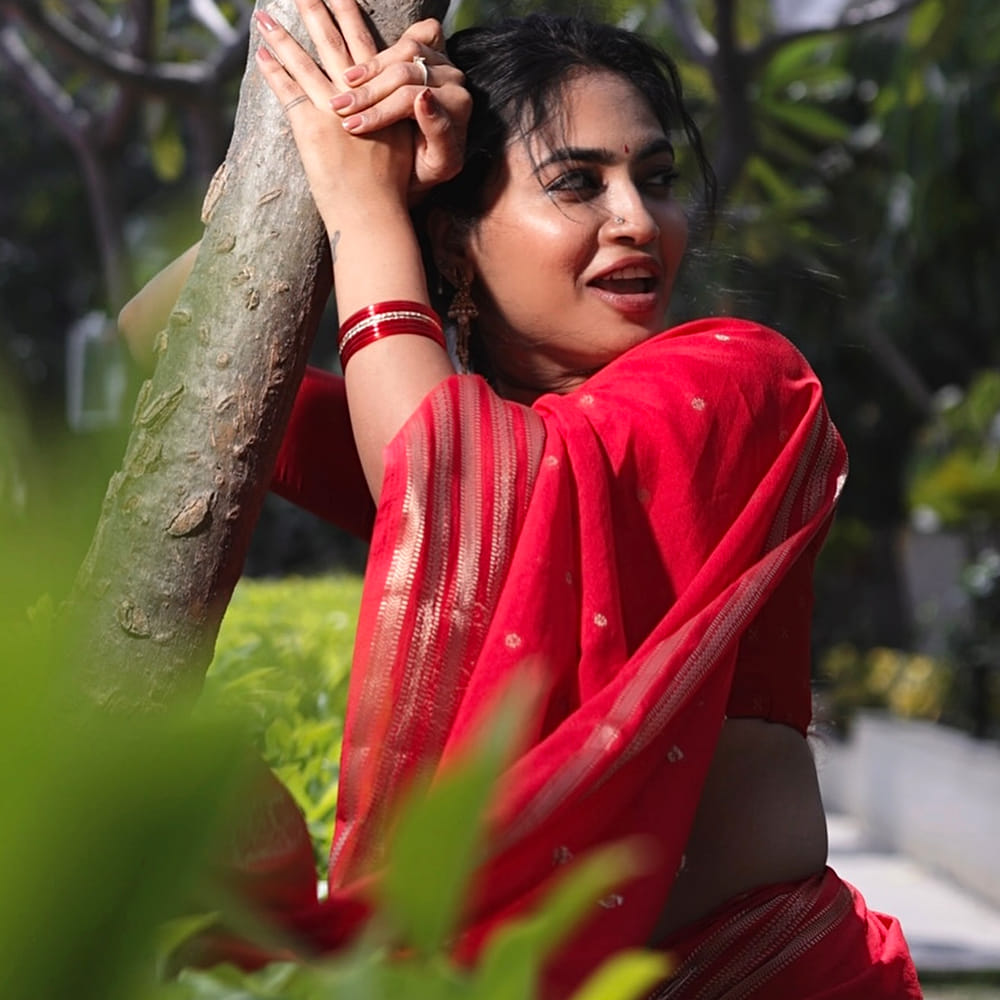 సోషల్ మీడియా ద్వారా వచ్చిన క్రేజ్ తో ఈ చిన్నది బిగ్ బాస్ గేమ్ షోలో అవకాశం అందుకుంది. నాగార్జున హోస్ట్ గా చేసిన బిగ్ బాస్ సీజన్ 4లో కంటెస్టెంట్ గా పాల్గొంది. హౌజ్‌లో తనదైన అల్లరి పనులతో టాప్‌ 5లో నిలిచి అందరి దృష్టిని ఆకర్షించింది. తాజాగా తన ఇంస్టాగ్రామ్ అకౌంటులో కొన్ని ఫొటోస్ షేర్ చేసింది ఈ భామ.