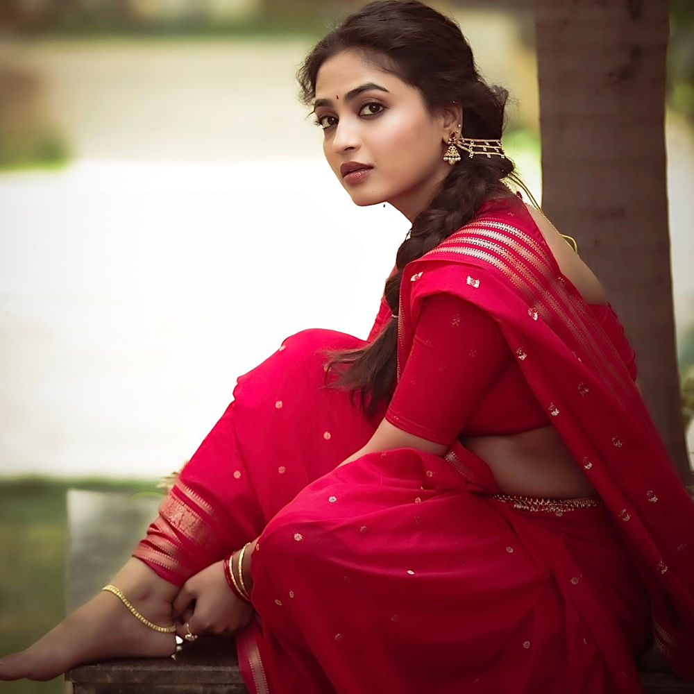 9 సెప్టెంబర్ 1997న తెలంగాణ రాష్ట్ర రాజధాని హైదరాబాద్ లో ఓ హిందూ కుటుంబంలో జన్మించింది అందాల తార అలేఖ్య హారిక. ఈ బ్యూటీకి వంశీ కార్తీక్ అనే ఒక సోదరుడు కూడా ఉన్నాడు. సోషల్ మీడియాలో ఈ చిన్నదాన్ని ఫాలో అయ్యేవారి సంఖ్య ఎక్కువే.. 