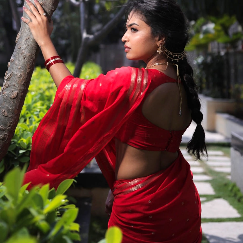 హైదరాబాద్ లోని ఓ పాఠశాలలో స్కూలింగ్ విద్య పూర్తిచేసింది. మెహదీపట్నంలో ఉన్నసెయింట్ ఆన్స్ కళాశాల నుంచి బ్యాచలర్ అఫ్ బిజినెస్ అడ్మినిస్ట్రేషన్ నుంచి డిగ్రీ పట్టా పొందింది ఈ వయ్యారి భామ. అలేఖ్యకు చిన్నప్పటి నుంచి డ్యాన్స్‌పై మక్కువ ఎక్కువ. చిన్నప్పటి నుంచి కొరియోగ్రాఫర్‌ కావాలని కోరిక.