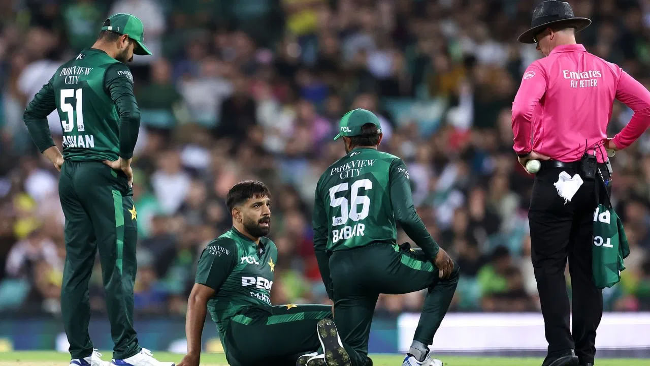 Haris Rauf Suffers Injury: ఛాంపియన్స్ ట్రోఫీకి సిద్ధం కావడానికి పాకిస్తాన్ క్రికెట్ బోర్డు ముక్కోణపు సిరీస్‌ను నిర్వహిస్తోంది. దక్షిణాఫ్రికా, న్యూజిలాండ్‌లతో జరిగే ట్రై సిరీస్‌ తమకు ప్రయోజనం చేకూరుస్తాయని పాకిస్తాన్ జట్టు ఆశాభావం వ్యక్తం చేసింది. కానీ, ఫిబ్రవరి 8 శనివారం, న్యూజిలాండ్‌తో జరుగుతోన్న మొదటి మ్యాచ్‌లో బిగ్ షాక్ తగిలింది. పాకిస్తాన్ జట్టు విధ్వంసక బౌలర్ హారిస్ రౌఫ్ గాయపడి మ్యాచ్‌ను మధ్యలోనే వదిలేసి మైదానం విడిచి వెళ్లాల్సి వచ్చింది. అతను తన కోటాను కూడా పూర్తి చేయలేకపోయాడు. ఛాంపియన్స్ ట్రోఫీ నుంచి నిష్క్రమించే ముప్పును ఎదుర్కొంటున్న పాకిస్తాన్ జట్టుకు రవూఫ్ గాయం ఆందోళనకు గురిచేసింది.