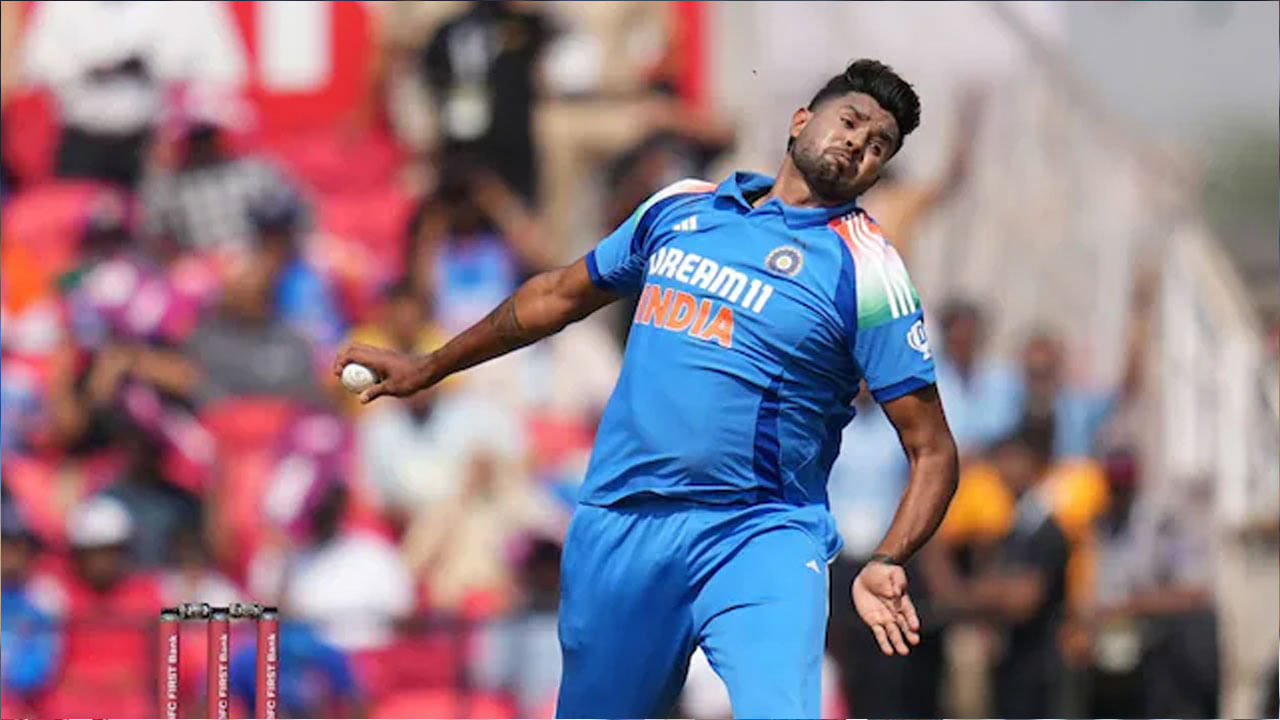 2. హర్షిత్ రాణా: రెండో మ్యాచ్‌లో యువ ఫాస్ట్ బౌలర్ హర్షిత్ రాణాను కూడా ప్లేయింగ్ 11 నుంచి తొలగించే అవకాశం ఉంది. బంగ్లాదేశ్‌తో జరిగిన మ్యాచ్‌లో, హర్షిత్ రాణా తొలి ఓవర్లలో ఒకే ఒక వికెట్ తీయగలిగాడు. అతను షమీకి బాగా మద్దతు ఇచ్చి ఉంటే, బహుశా బంగ్లాదేశ్ జట్టు 100 కంటే తక్కువ పరుగులకే పరిమితం అయ్యేది. ఇటువంటి పరిస్థితిలో, పాకిస్థాన్‌తో జరిగే రెండవ మ్యాచ్‌లో రాణాను బెంచ్‌పై ఉంచడం ద్వారా అర్ష్‌దీప్ సింగ్‌ను ప్లేయింగ్ 11లో చేర్చవచ్చు. 2024 టీ20 ప్రపంచ కప్‌లో ఫాస్ట్ బౌలింగ్ దాడిలో జస్‌ప్రీత్ బుమ్రాకు మద్దతు ఇవ్వడంలో అర్ష్‌దీప్ సింగ్ అద్భుతమైన పాత్ర పోషించాడు.