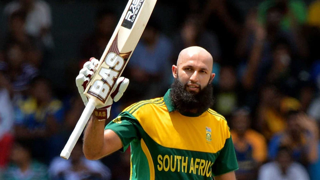 దుబాయ్‌ ఇంటర్నేషనల్‌ క్రికెట్‌ స్టేడియంలో 2010లో తొలి వన్డే మ్యాచ్‌ తర్వాతి. అయితే  తొలి వన్డే జరిగిన ఏడాది తర్వాత సౌతాఫ్రికా హషీమ్ ఆమ్లా ఈ గ్రౌండ్‌లో సెంచరీ చేశాడు. ఈ స్టేడియంలో సెంచరీ చేసిన తొలి ప్లేయర్‌గా రికార్డు సాధించాడు. పాకిస్థాన్‌తో జరిగిన ఆ మ్యాచ్‌లో 119 పరుగులు చేసి నాటౌట్‌గా నిలిచాడు.  ఆ మ్యాచ్‌లో పాక్‌పై దక్షిణాఫ్రికా 2 పరుగుల తేడాతో గెలిచింది. 