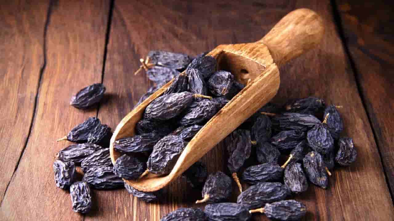 నల్ల కిస్మిస్ లు తినడం వల్ల మహిళలకు ఎన్ని ఆరోగ్య ప్రయోజనాలో తెలుసా..? తెలిస్తే షాక్ అవుతారు..!