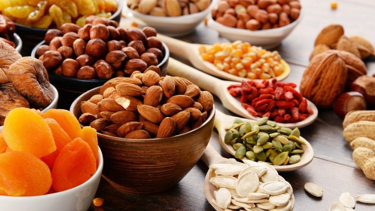 డ్రై ఫ్రూట్స్ ఆరోగ్యానికి మంచివే కానీ వీటిని తక్కువ మోతాదులోనే తీసుకోవాలి. తాజా పండ్లలోని నీటిని తొలగించి డ్రై ఫ్రూట్స్ తయారు చేస్తారు కాబట్టి వీటిలో చక్కెర స్థాయిలు ఇంకా ఎక్కువగా ఉంటాయి. ఉదాహరణకు ఒక గుప్పెడు ఎండు ద్రాక్ష తిన్నా, ఓ కప్పు తాజా ద్రాక్ష తిన్నట్టే షుగర్ లెవల్స్ పెరిగిపోతాయి.