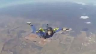 Watch: ఏంటో పాపం పెళ్లి కొడుకు.. నడిరోడ్డుపై పరిగెడుతున్నాడు.. అసలు విషయం ఇదేనట..!