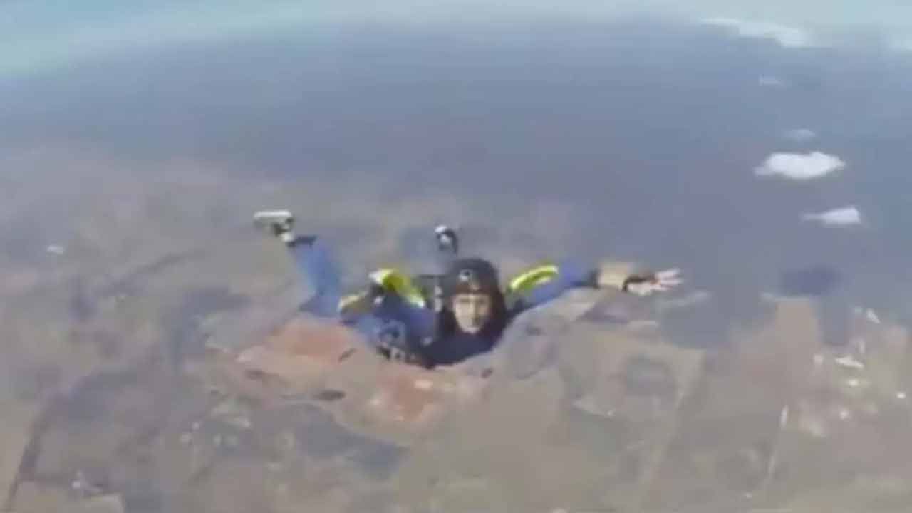 Watch: స్కైడైవింగ్ చేస్తున్న వ్యక్తికి ఆకాశంలోనే గుండెపోటు..! ఆ హృదయ విదారక వీడియో వైరల్