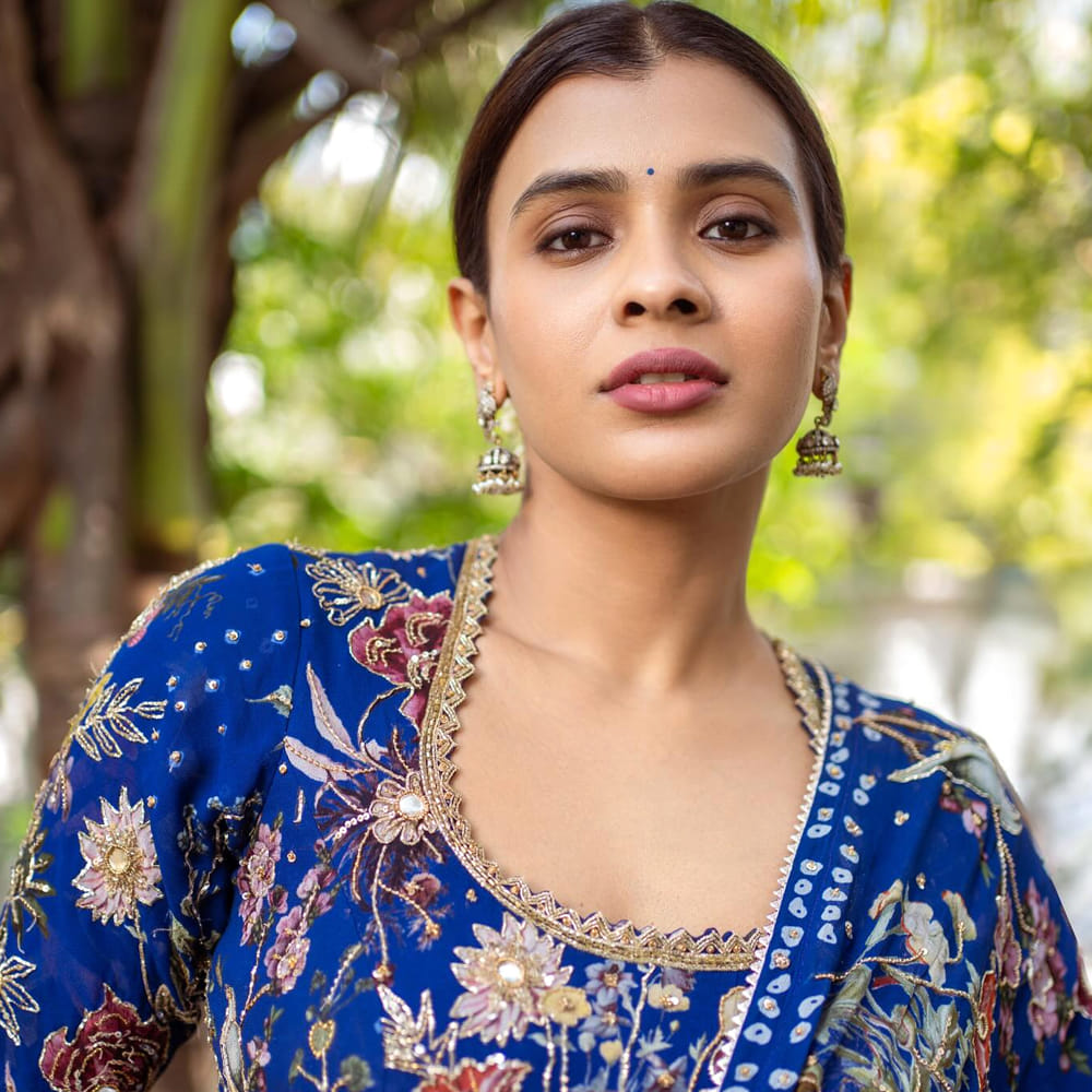 ఈ సినిమాలో తన అందంతో ఆకట్టుకుంది ఈ వయ్యారి. కుమారి 21 ఎఫ్ సినిమా తర్వాత చాలా మంది కుర్రాళ్ళు హెబ్బా పటేల్ కోసం గూగుల్ ను గాలించారు. అలాగే ఈ బ్యూటీకి క్రేజీ ఆఫర్స్ కూడా క్యూ కట్టాయి. కానీ స్టార్ డమ్ తెచ్చుకోలేకపోయింది. 