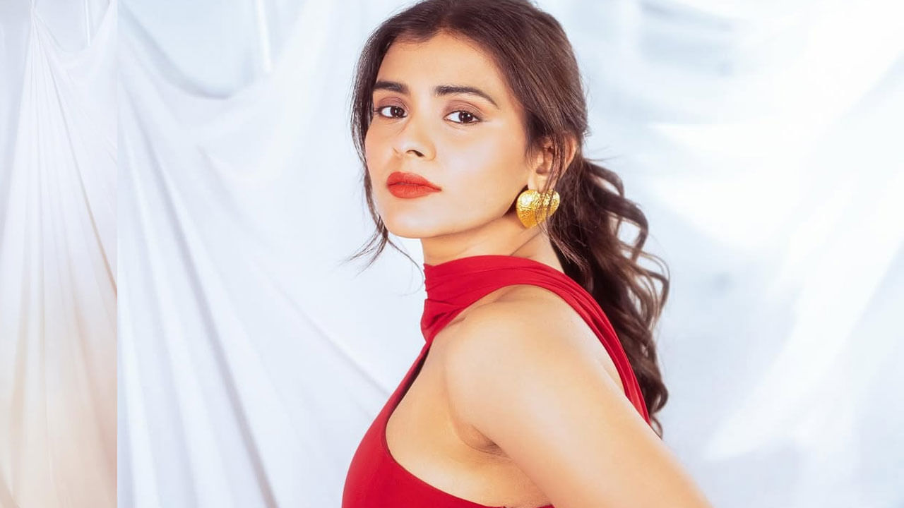 అడోరకం ఈడోరకం, ఎక్కడికిపోతావు చిన్నవాడ, మిస్టర్, అంధగాడు, ఏంజెల్, 24 ముద్దులు, భీష్మ, ఓరేయ్ బుజ్జిగా,ఓదెల రైల్వే స్టేషన్, అలా నిన్ను చేరి ధూమ్ ధామ్ వంటి చాలా సినిమాల్లో నటించింది.