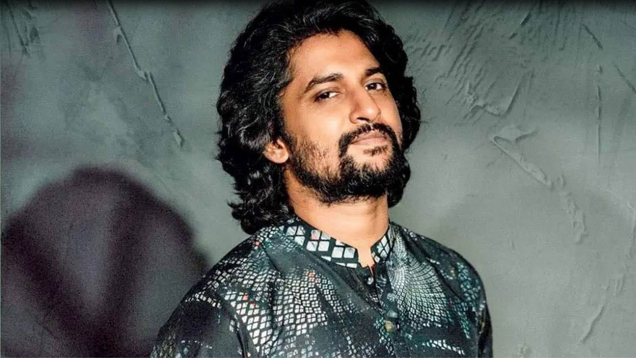 అయితే ఈ హీరో అసలు పేరు ఇది కాదంటూ ఓ వార్త నెట్టింట వైరల్‌గా మారింది. నాని అసలు పేరు నవీన్ బాబు అంట. ఈయన ఇండస్ట్రీలో అడుగు పెట్టిన తర్వాత తన పేరు నానిగా మార్చుకున్నట్లు సమాచారం.