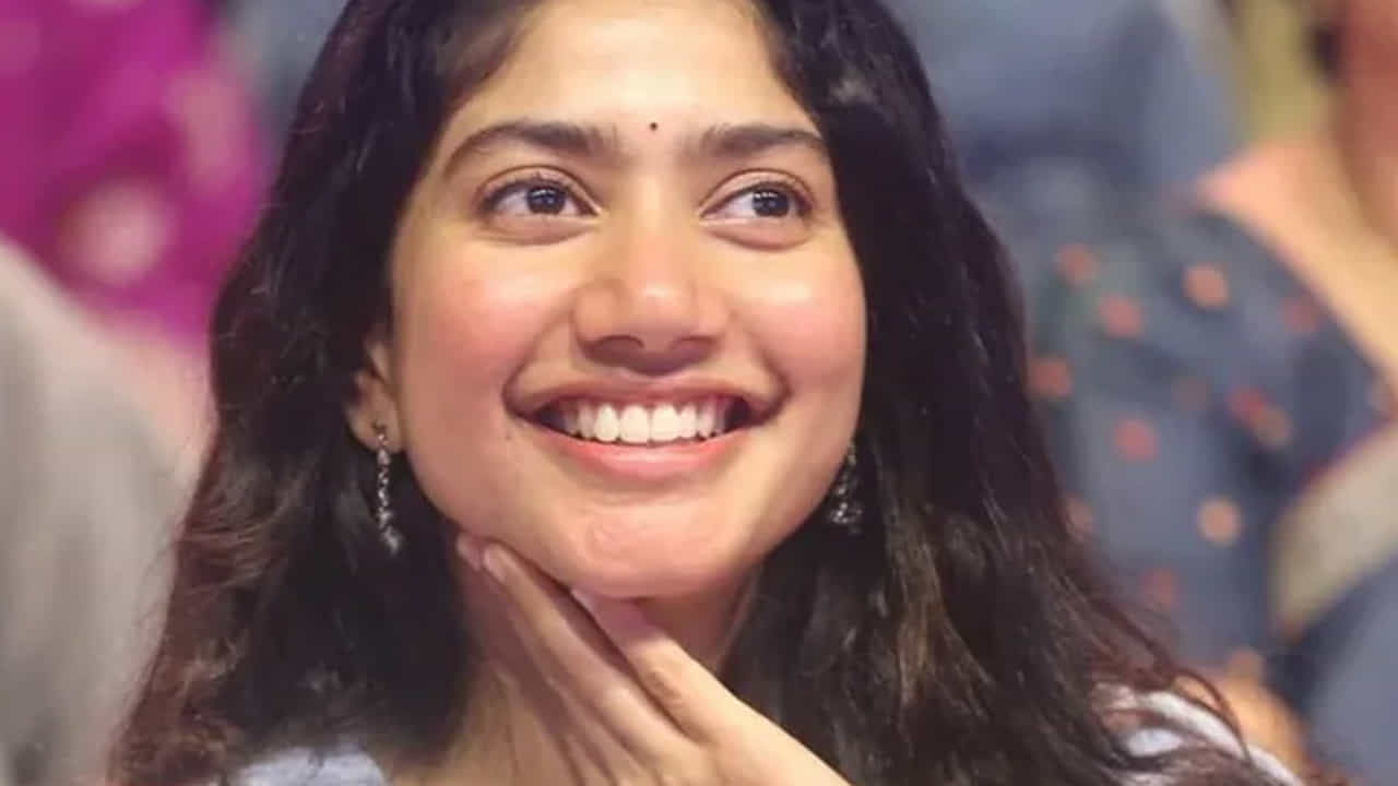 ఆ తర్వాత మళ్లీ అలాంటి పాత్రల జోలికే వెళ్లలేదు ఈ భామ. గతేడాది అమరన్లో శివకార్తికేయన్కు ధీటుగా నటించారు పల్లవి.. తాజాగా తండేల్లోనూ చైతూను డామినేట్ చేసి బ్లాక్ బస్టర్ అందుకున్నారు.