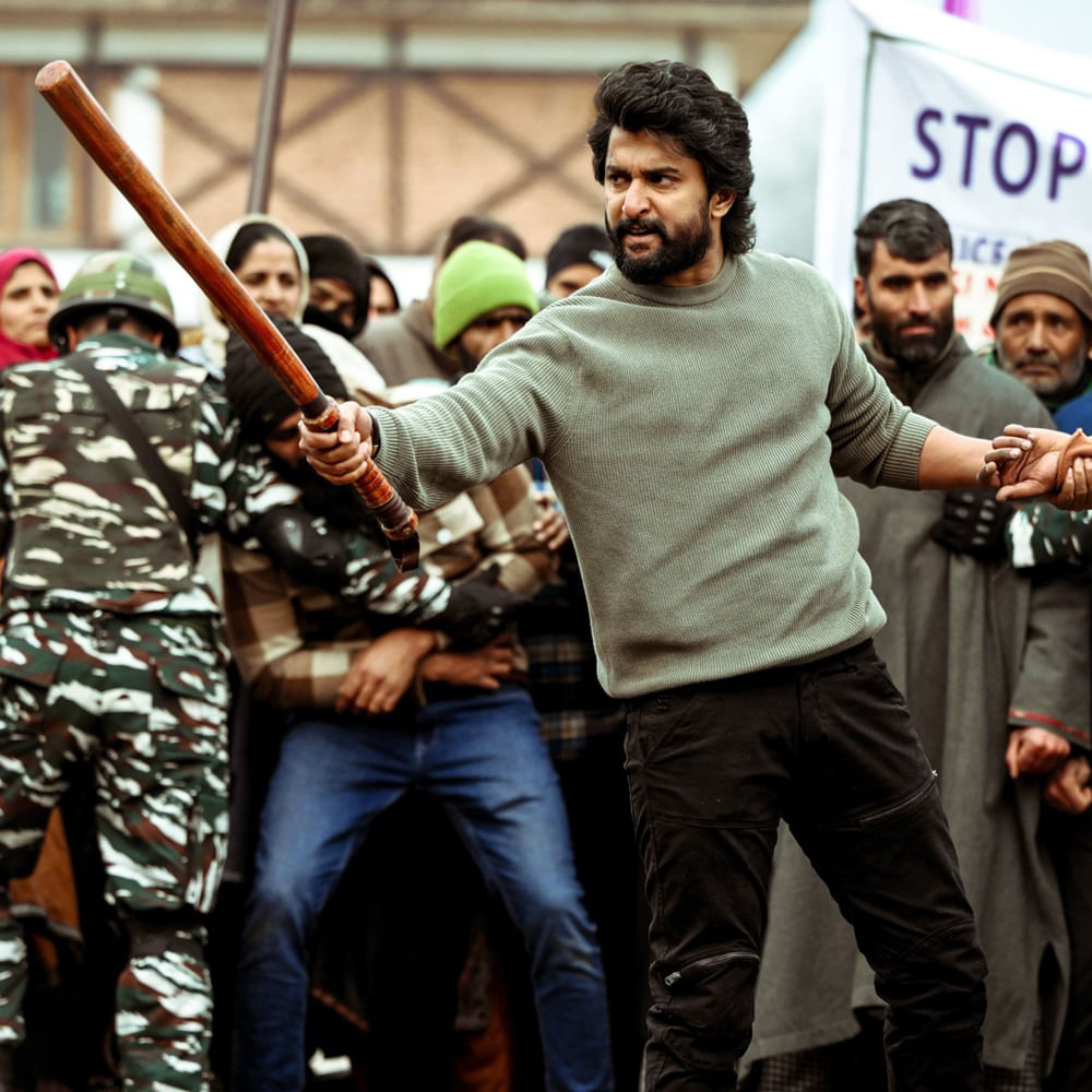 చూస్తున్నారుగా నాని హింసను..! ఇది చూసాక.. ఎలా ఉండేవాడు ఎలా అయిపోయాడు అంటూ నాని ఫ్యాన్స్ కూడా షాక్ అవుతున్నారు. పక్కింటి అబ్బాయిలా ఉండే న్యాచురల్ స్టార్.. ఇప్పుడు యానిమల్ కంటే వయోలెంట్‌గా మారిపోయారు. హిట్ 3లో హింస ఎక్కువగా ఉంటుందని ముందు నుంచే హింట్ ఇస్తూనే ఉన్నారు నాని.. మనమే ఇంత ఉంటుందనుకోలేదు. 