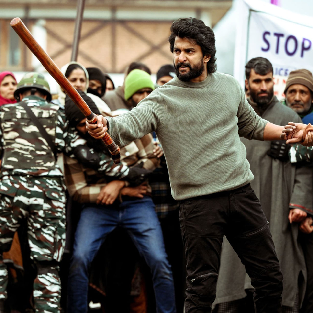 చూస్తున్నారుగా నాని హింసను..! ఇది చూసాక.. ఎలా ఉండేవాడు ఎలా అయిపోయాడు అంటూ నాని ఫ్యాన్స్ కూడా షాక్ అవుతున్నారు. పక్కింటి అబ్బాయిలా ఉండే న్యాచురల్ స్టార్.. ఇప్పుడు యానిమల్ కంటే వయోలెంట్‌గా మారిపోయారు. హిట్ 3లో హింస ఎక్కువగా ఉంటుందని ముందు నుంచే హింట్ ఇస్తూనే ఉన్నారు నాని.. మనమే ఇంత ఉంటుందనుకోలేదు. 