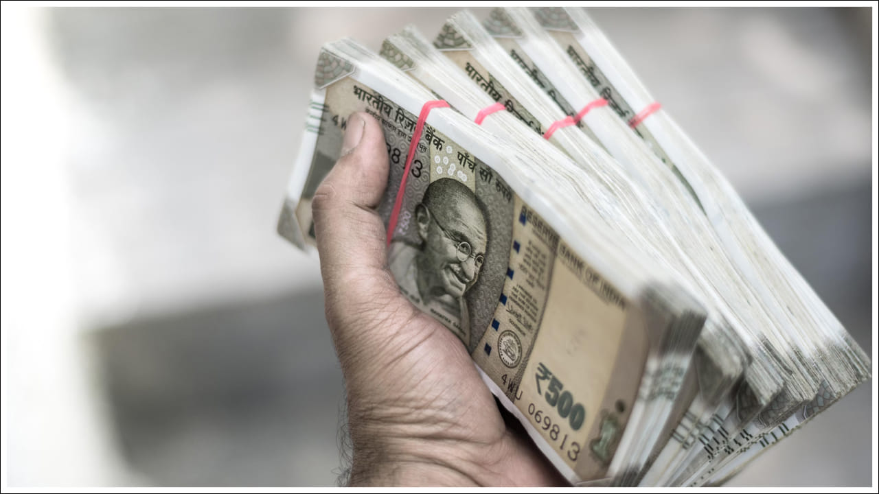 రుణంలో ప్రధాన సమస్య వడ్డీ రేటు. ఇది మీ EMIని ప్రభావితం చేస్తుంది. కాబట్టి గృహ రుణం తీసుకునే ముందు, వివిధ బ్యాంకుల వడ్డీ రేట్ల గురించి తెలుసుకోండి. అలాగే ఏ బ్యాంకు మీకు తక్కువ వడ్డీ రేటు ఇస్తుందో నిర్ధారించుకోండి. తద్వారా మీ ఈఎంఐ తగ్గుతుంది. రుణ వ్యవధి ఎక్కువైతే ఈఎంఐ తక్కువగా ఉంటుంది. కానీ వడ్డీ ఎక్కువగా ఉంటుంది. అందుకే మీ ఆర్థిక పరిస్థితిని దృష్టిలో ఉంచుకుని రుణ వ్యవధిని ఎంచుకోండి. స్వల్పకాలిక రుణాలపై వడ్డీ రేటు తక్కువగా ఉంటుంది కానీ EMI ఎక్కువగా ఉంటుంది. దీర్ఘకాలిక రుణాలపై ఈఎంఐ తక్కువగా ఉంటుంది. కానీ మీరు ఎక్కువ వడ్డీ చెల్లించాల్సి రావచ్చు. 