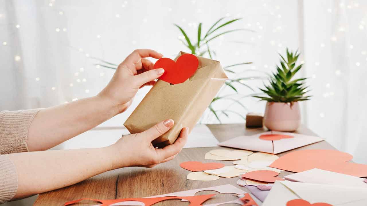 Valentines week: నా ప్రేమవు నువ్వంటూ.. భర్తకు వెరైటీగా వాలెంటైన్స్ డే గిఫ్ట్ ఇచ్చిన ఇల్లాలు.. చూస్తే..