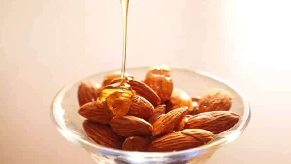 Almond with honey: బాదంతో తేనె కలుపుకుని తింటే ఎన్ని లాభాలో తెలుసా..? ఇలాంటి వంద రోగాలకు ఇదే మందు..!