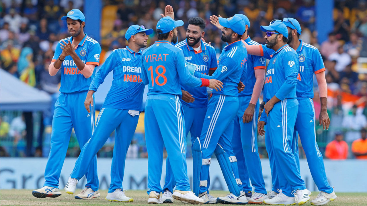 తొలి వన్డేలో కుల్దీప్ యాదవ్ ప్లేయింగ్ 11లో భాగంగా ఉన్నాడు. కానీ, రెండో వన్డేలో అతని స్థానంలో వరుణ్ చక్రవర్తి వచ్చాడు. 